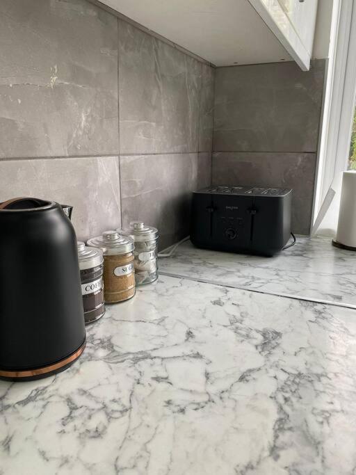 Luxury 2 Bedroom Apartment, Parking, Few Minutes Walk From Wembley Stadium London Eksteriør billede